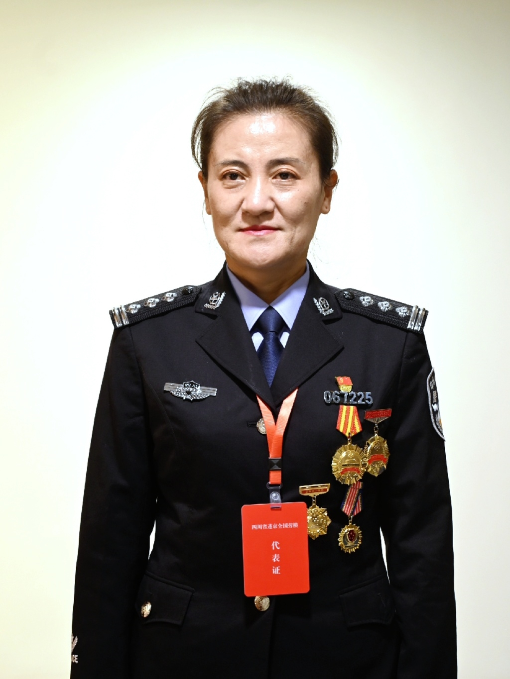一级警督,现任 a target="_blank" href="/item/西昌市公安局/2363843