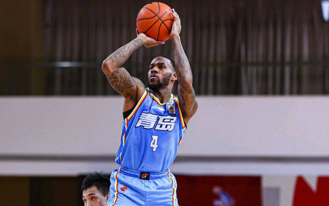 达柳斯·亚当斯