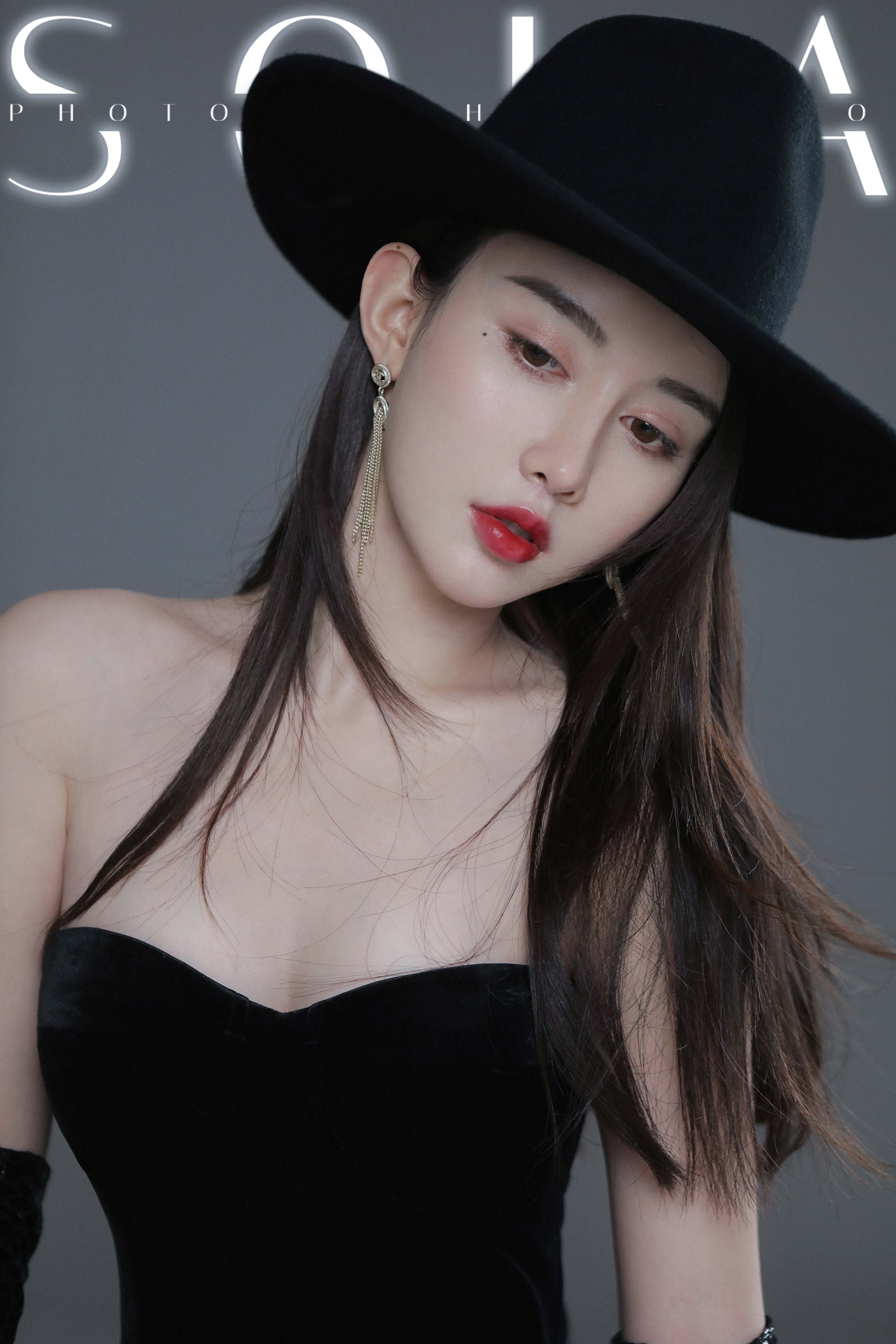  p>周麟嘉,出生于四川省成都市,中国内地影视女演员