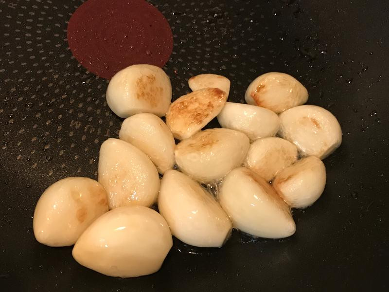  p data-id="gnx8ohmzoj">大蒜煎是一种美食,主要原料是大蒜,功效是温