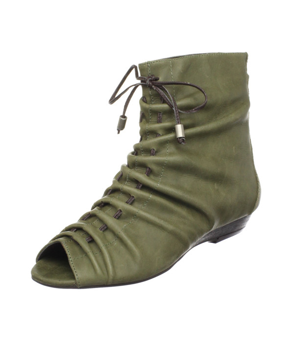 data-lemmaid="14449393">鞋头 /a>顶端有一块鱼嘴形镂空,刚好裸露出