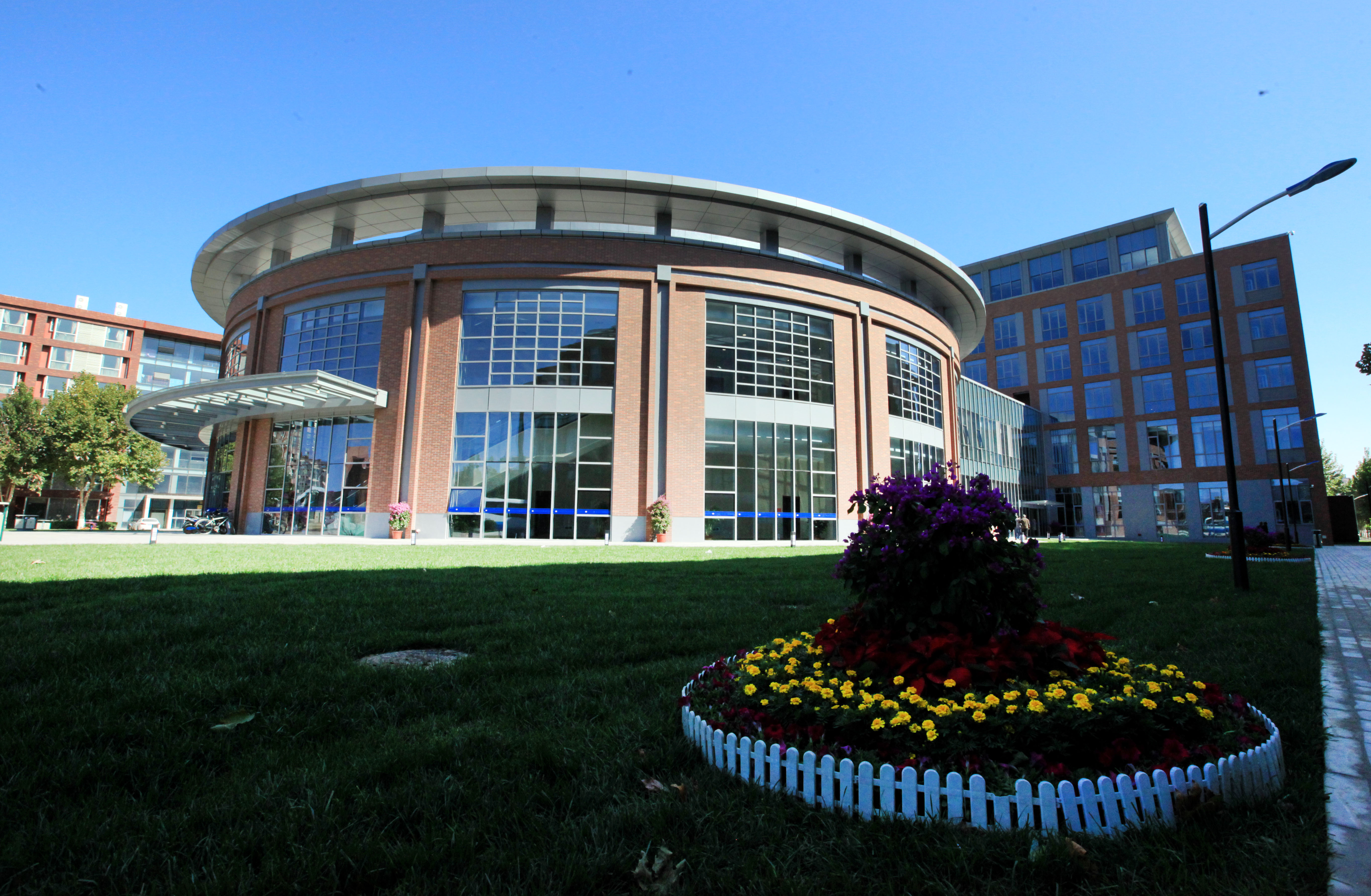 of economics and business),简称"首经贸",为北京市属重点大学, a