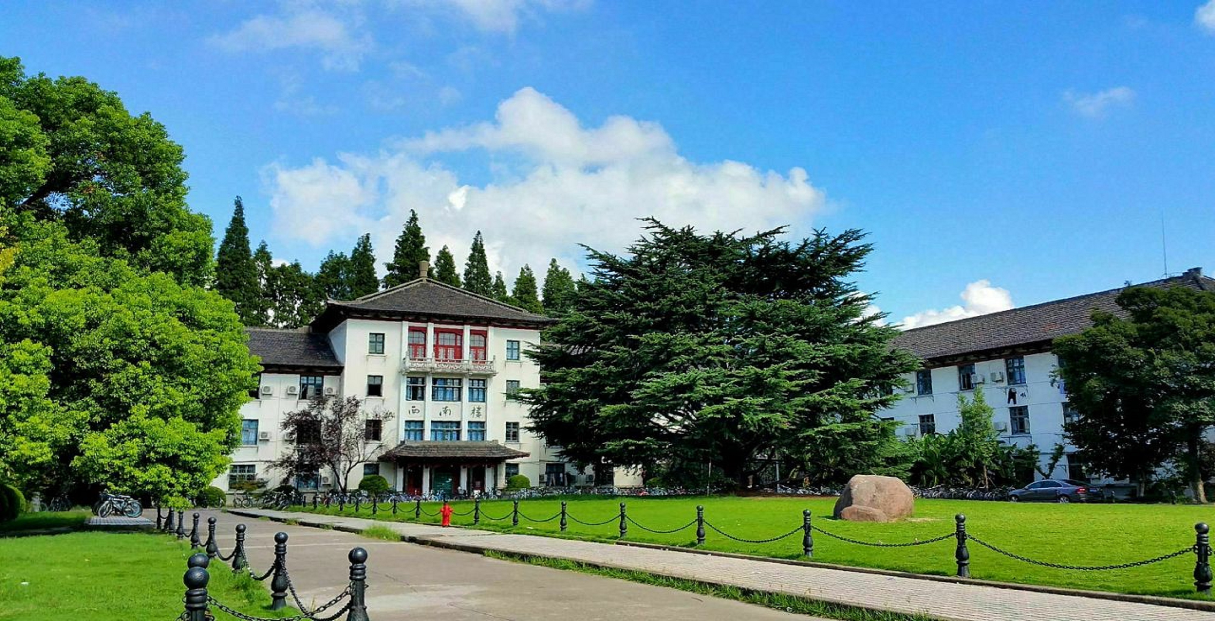university)简称"同济",是教育部直属并与上海市共建的全国重点大学