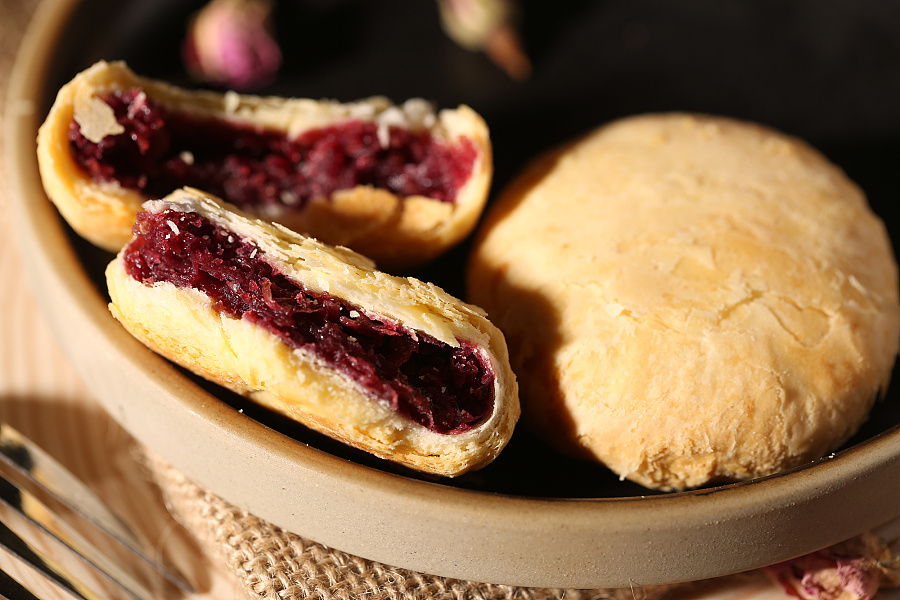  p>鲜花饼是一道以面粉,玫瑰,玉兰,菊花等为主要原料的小吃. /p>