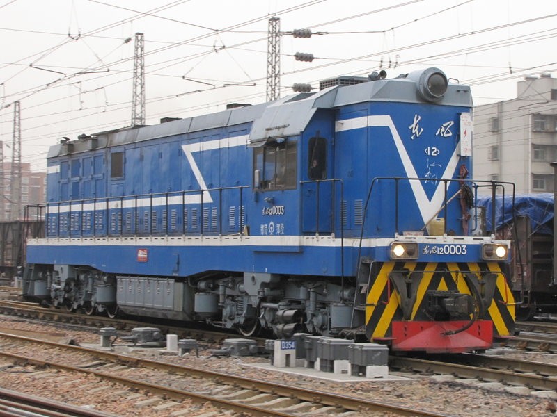 东风12型内燃机车