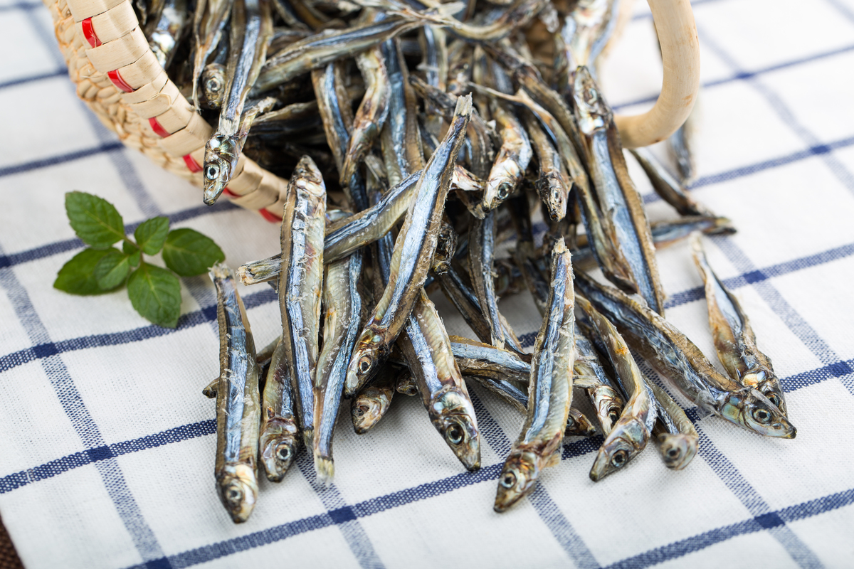  p>鱼干是指将新鲜鱼类经充分晒干而成.