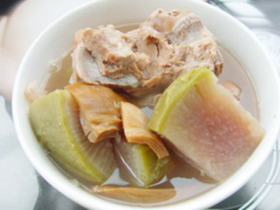 墨鱼排骨萝卜汤