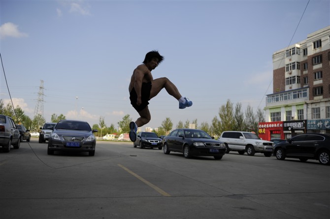  p>谭献龙职业为健美运动员 ( a target="_blank" href="/item/私人