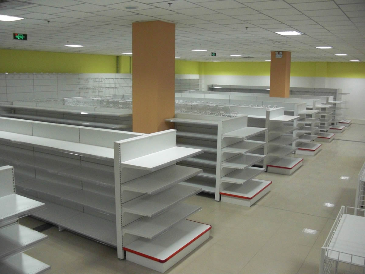 the supermarket shelves )是指在超市里摆放货物的置物架,最早的货架