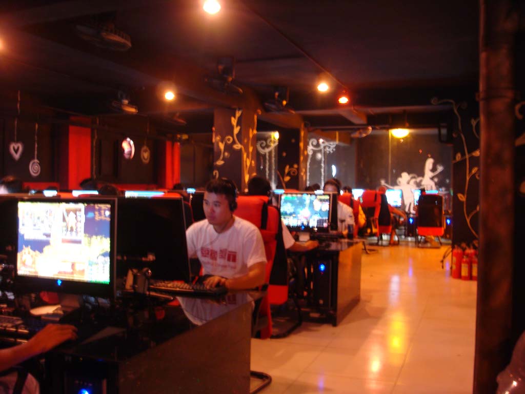  p data-id="gnawbgtbmv">2003年,文化部出台网吧连锁经营的政策,鼓励