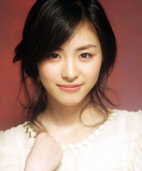 2001年参加sm best青少年选拔大会以获得外貌大奖为契机加入sm公司