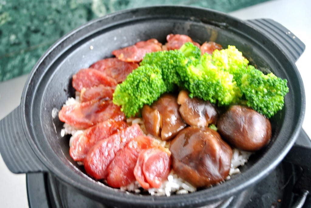 传统腊肠煲仔饭