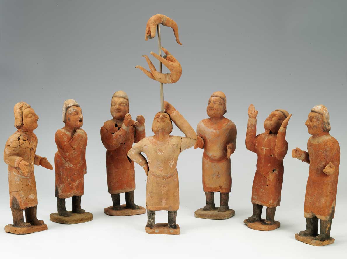  p>此展品为南北朝时期的陶瓷器,由7件胡人俑组成,均为深目高鼻的胡人