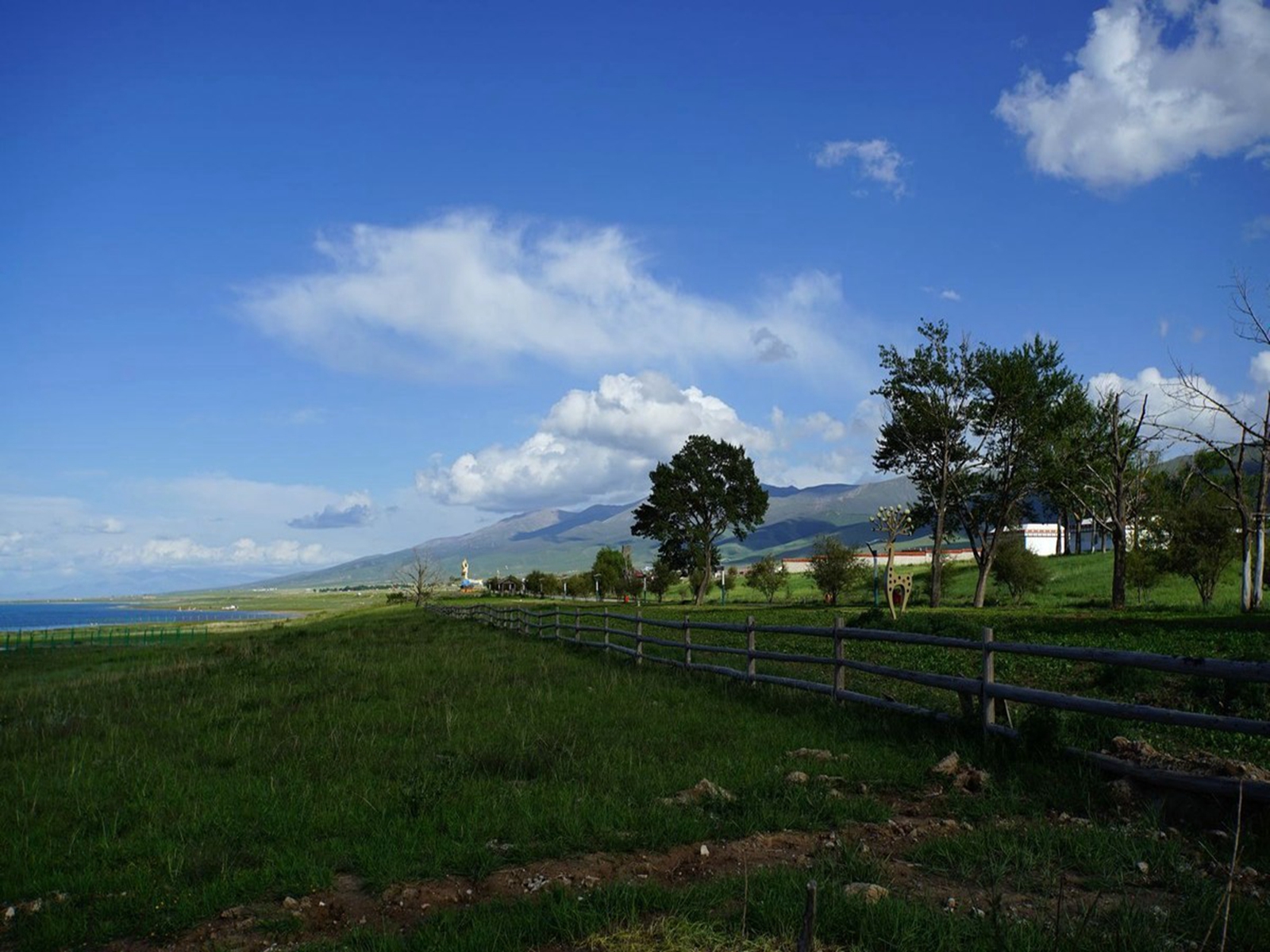 金银滩草原,位于青海省  a target="_blank" href="/item/海晏县