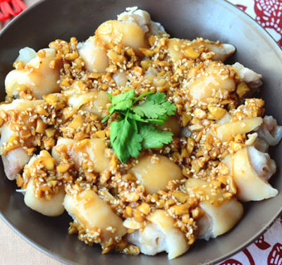  p>沙姜凉拌猪手是一道菜品,主料是小猪蹄,调料是凉拌酱油,沙姜,香醋