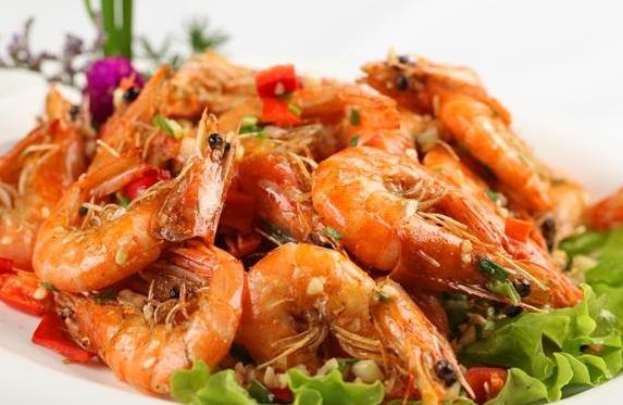  p>椒盐虾是一道色香味俱全的地方名肴,属于粤菜系.