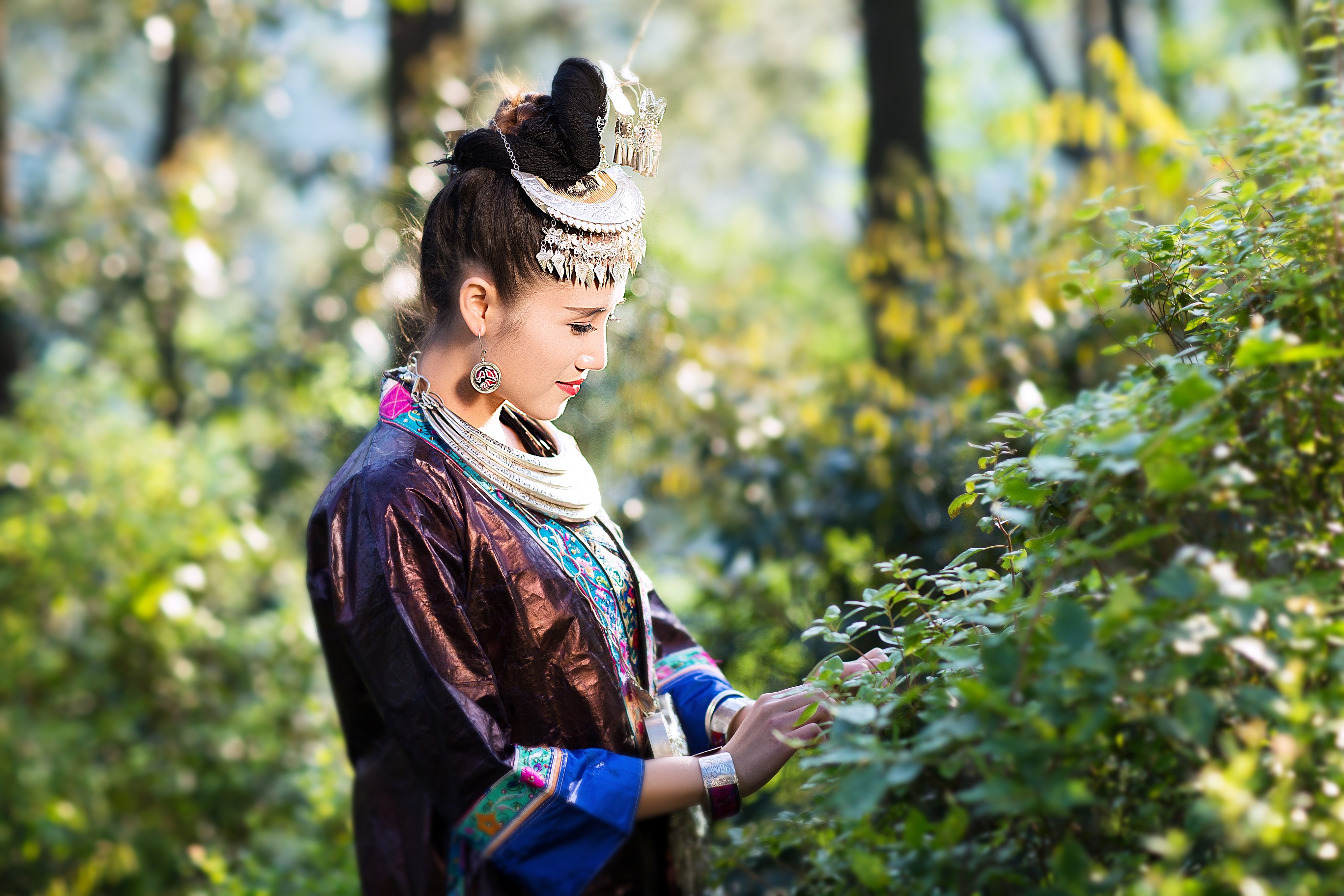 苗族,1995年4月13日出生于贵州省黎平县,毕业于贵州省凯里市凯里学院