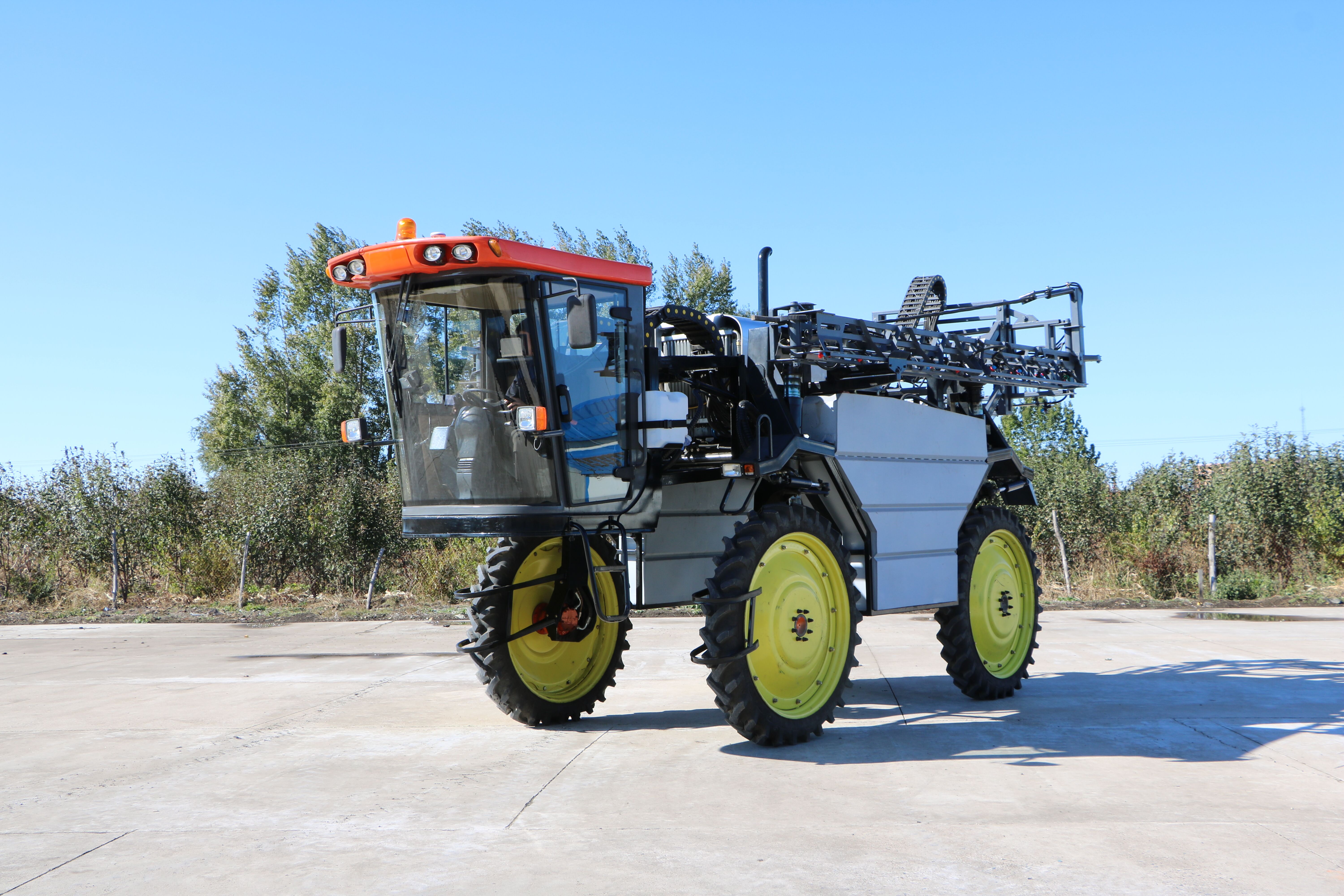  p>自走式打药机是一种高稞农作物打药机械,是自身可以提供驱动动力