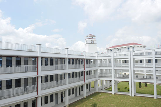  p> a href="#">汕头市 /a>潮阳南侨中学,位于 a href="#" data-lemma