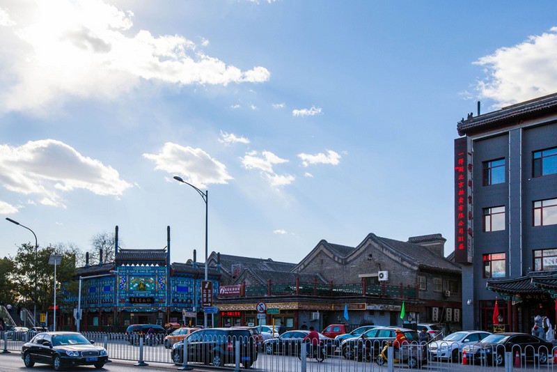  p data-id="gnwmo9aw7l">琉璃厂大街位于北京和平门外,是北京一条
