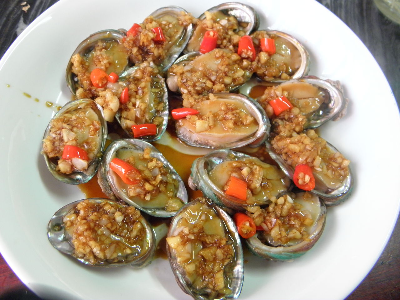 由鸡肉与鲍鱼炒制勾芡而成. /p>