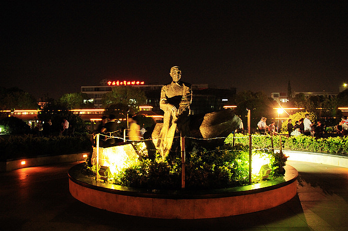 宁海县人民政府为纪念家乡这位饮誉中外的艺术大师,兴建了潘天寿广场