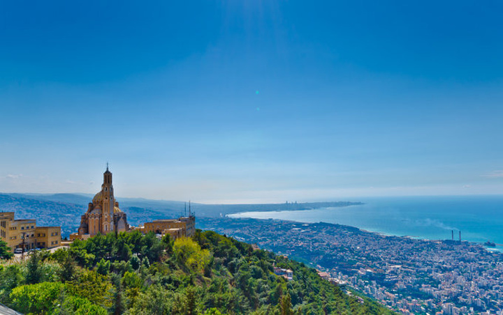  p data-id="gnwha0y4fd">圣母山是天主教徒的朝圣地,是 a target="