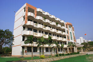 龙文中学现有48个教学班,其中高中部30个班,初中部18个班,学生2298人