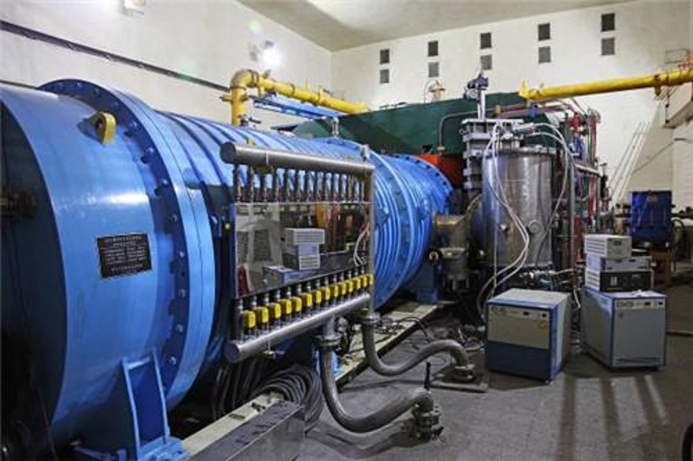  p>加速器是带电粒子加速器的简称.