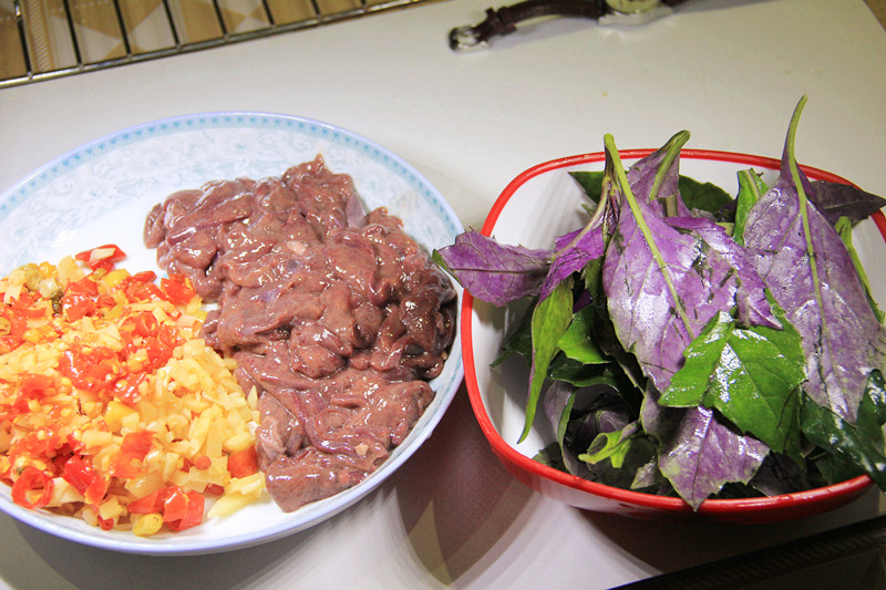  p>血皮菜炒猪肝是以猪肝,血皮菜为主材的菜肴名. /p>