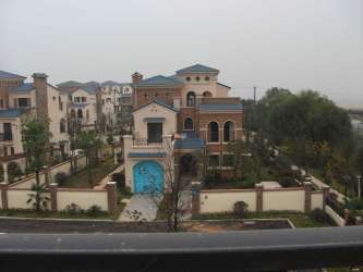  p>东方夏威夷国际花园,位于武汉市沌口经济开发区,是一个住宅小区.