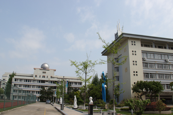  p>安徽省潜山中学创建于1910年,系安徽省示范高中.