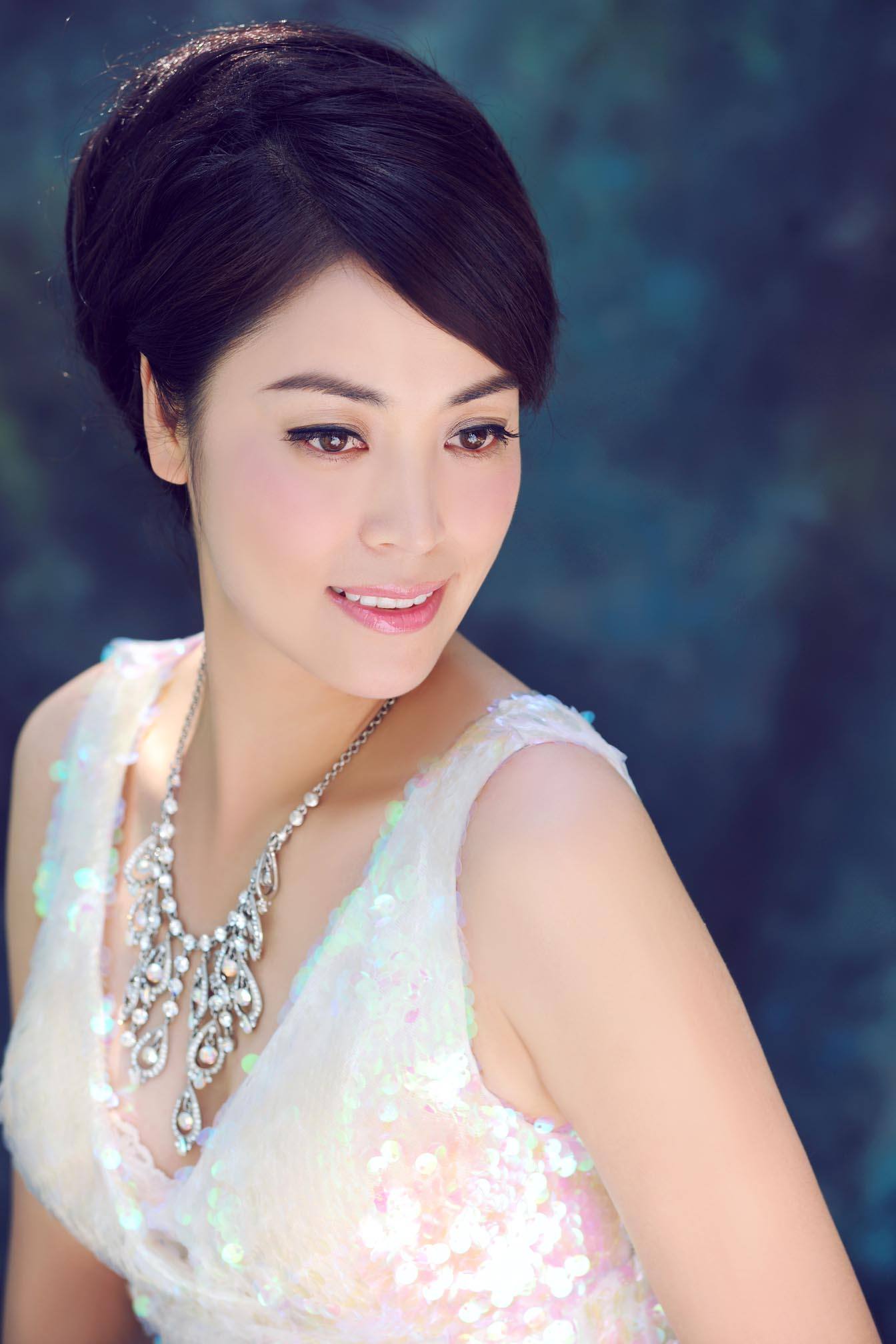  p data-id="gnrs1icbd0">周木杨( i>原名周媛媛 /i>),毕业于 a