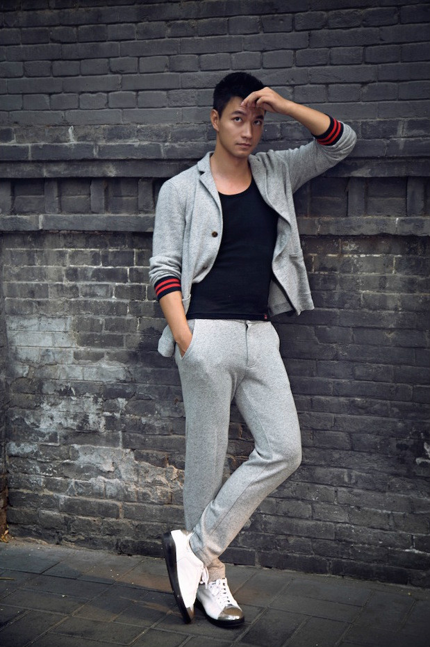  p>江明洋,原名江洋,4月11日出生于湖北省武汉市,中国内地男演员.