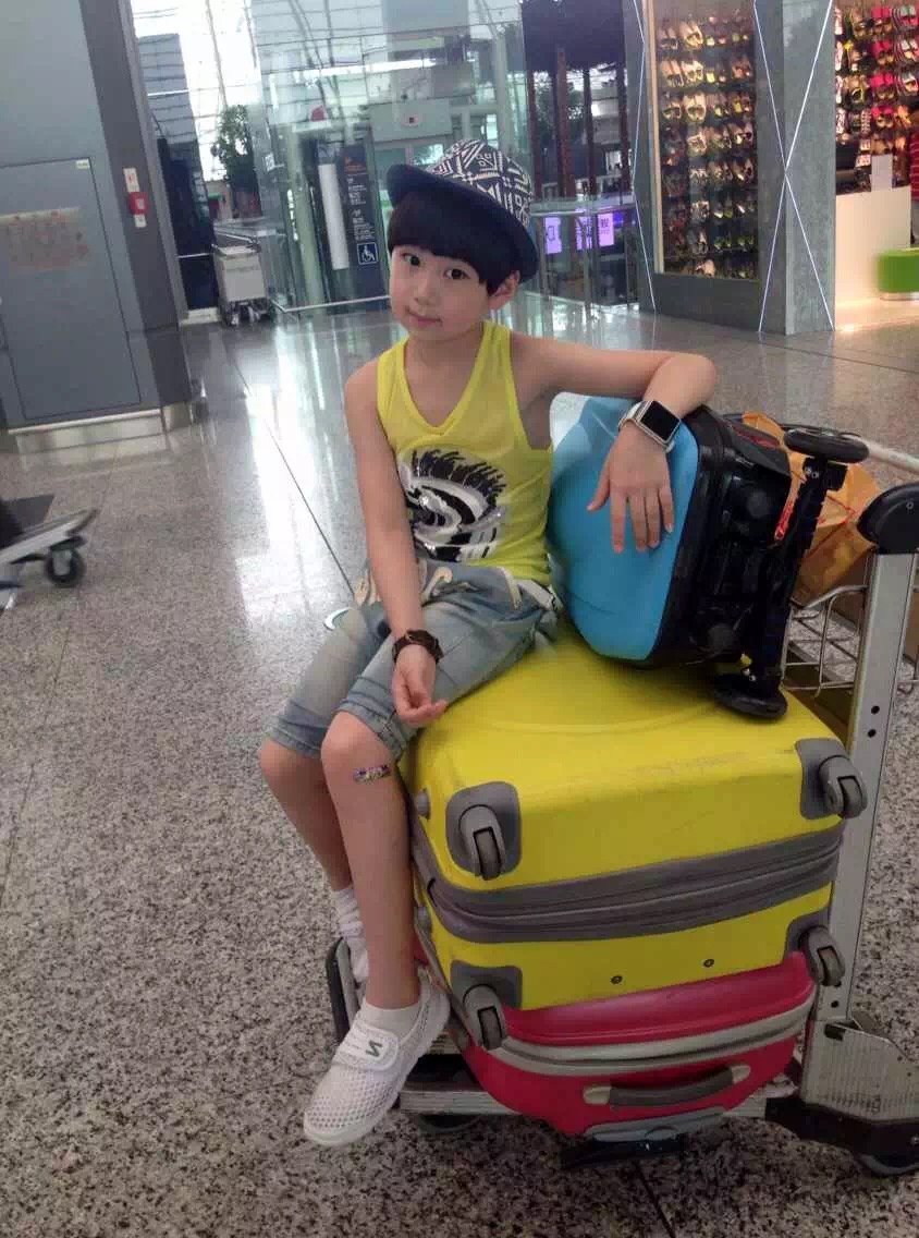 男,汉族,2005年出生于浙江温州,中国内地男童星