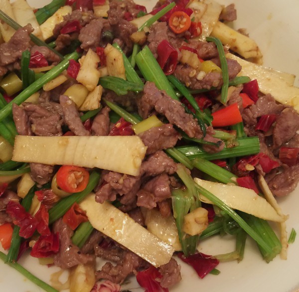  p>冬笋炒牛肉属于清真菜,主要食材为牛肉,冬笋等,调料为葱,姜,蒜茸等