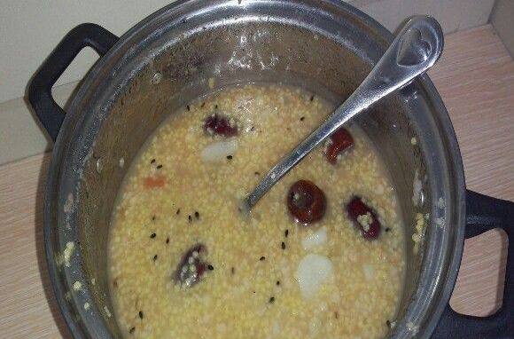  p>黑芝麻小米粥是一道由小米,黑芝麻,白糖等做成的美食. /p>