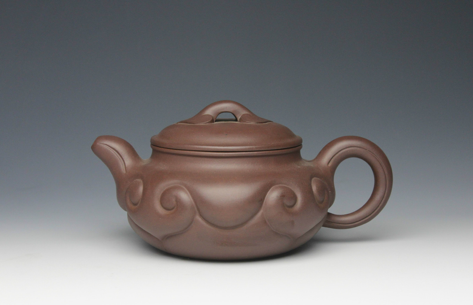 1977年8月进入宜兴紫砂工艺厂艺徒班学习制壶技艺 /p>