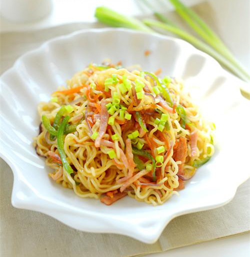 实际就是炒方便面,但这方便面不是普通哒,它就是大名鼎鼎的出前一丁