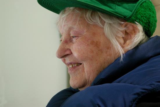 hinton,1921年10月20日——2010年6月8日),又名琼·辛顿,女,毕业于 a