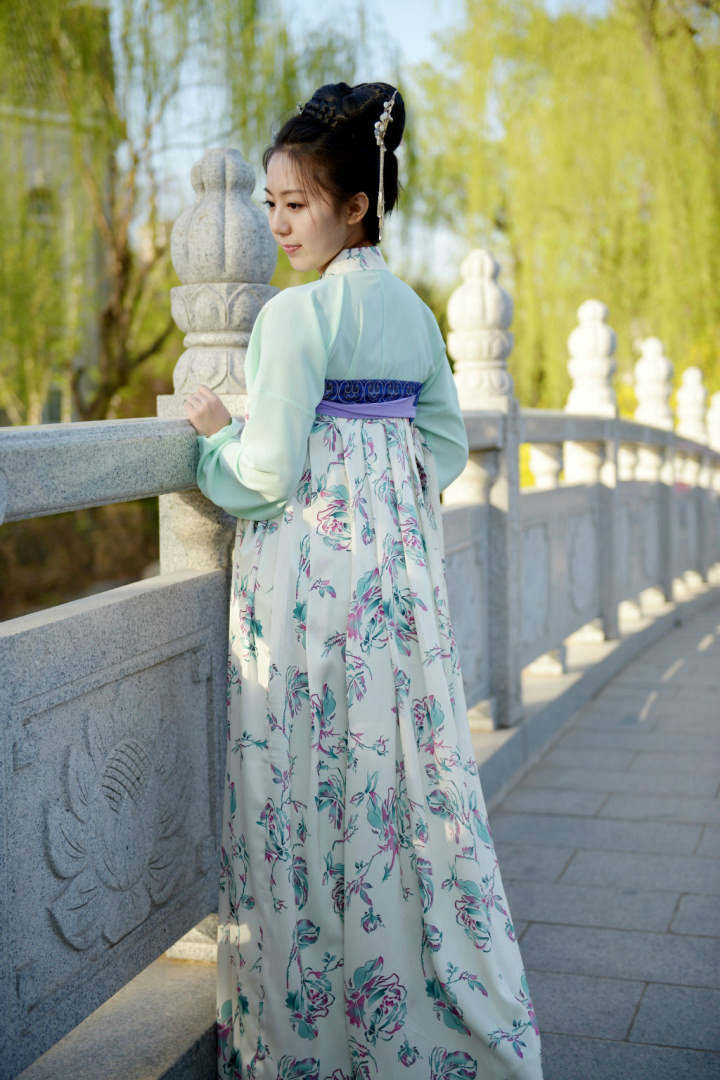  p>汉服,全称是"汉民族传统服饰",又称汉衣冠, a href="#">汉装 /a>, 