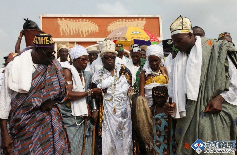 是贝宁一年一度的巫毒教节,维达当地民众举行盛大的宗教仪式欢庆节日