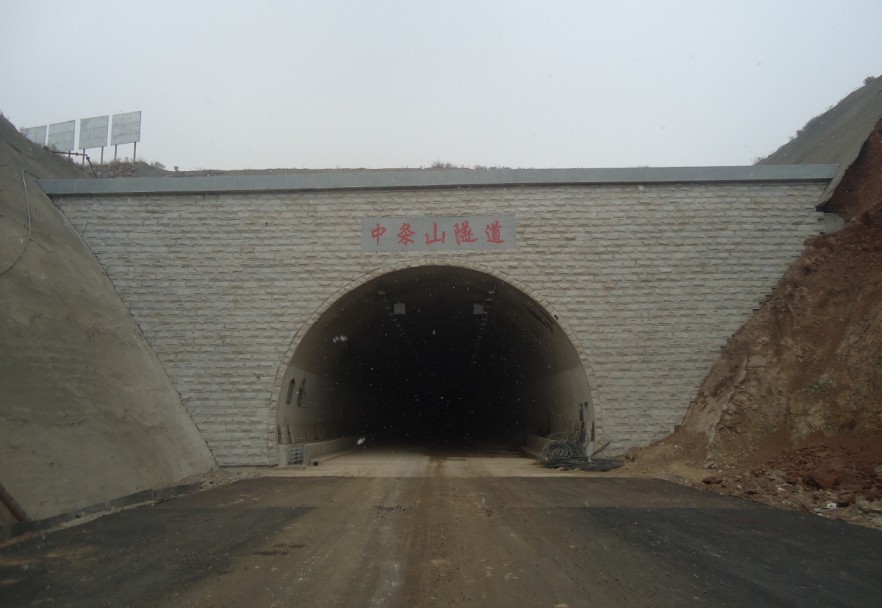 item/明挖法/6045332" data-lemmaid="6045332">明挖法 /a>修建的隧道