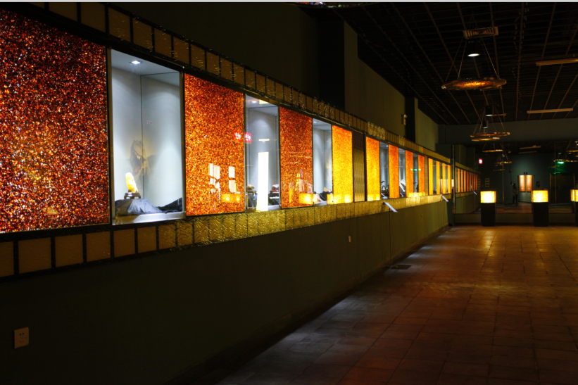  p>花都石头记矿物园,于2009年8月开园,位于广州市花都区珠宝城,园区