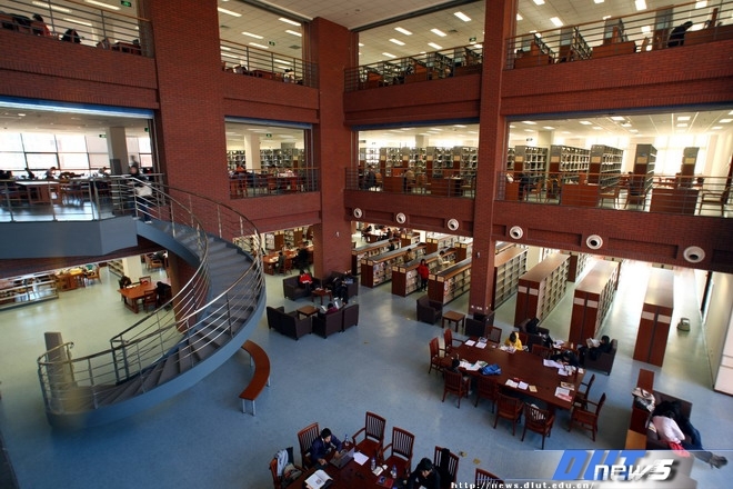  p>大连理工大学图书馆创建于1949年,当时称为大连工学院图书馆,设在