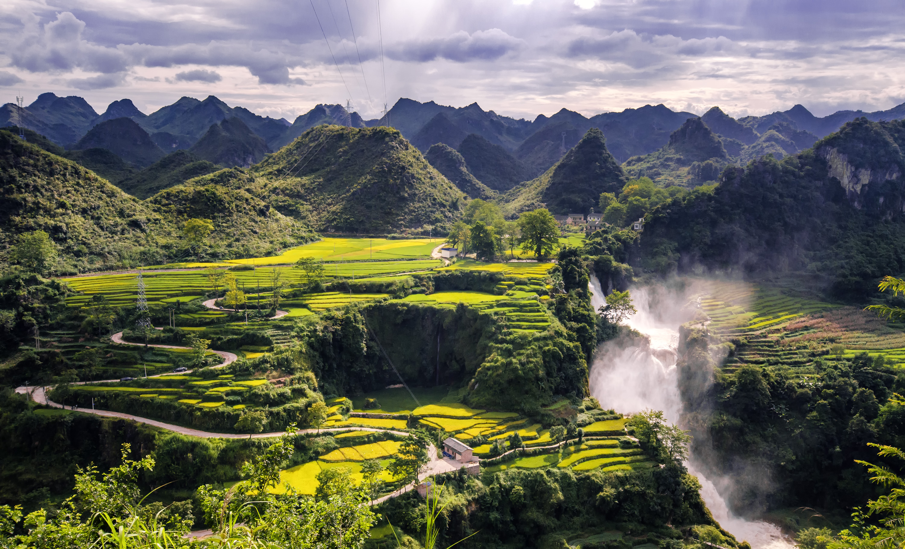  p>三腊瀑布位于文山州广南县八宝镇东20公里处的三腊村附近,由八宝河