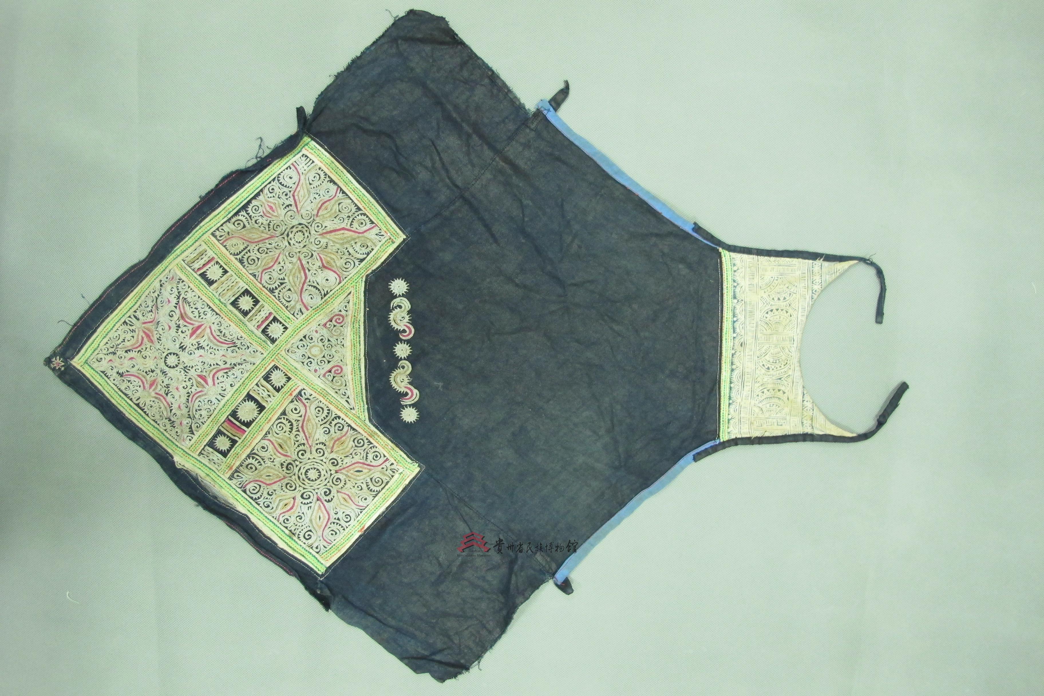 当代岜沙苗族锁绣龙纹太阳纹胸围腰