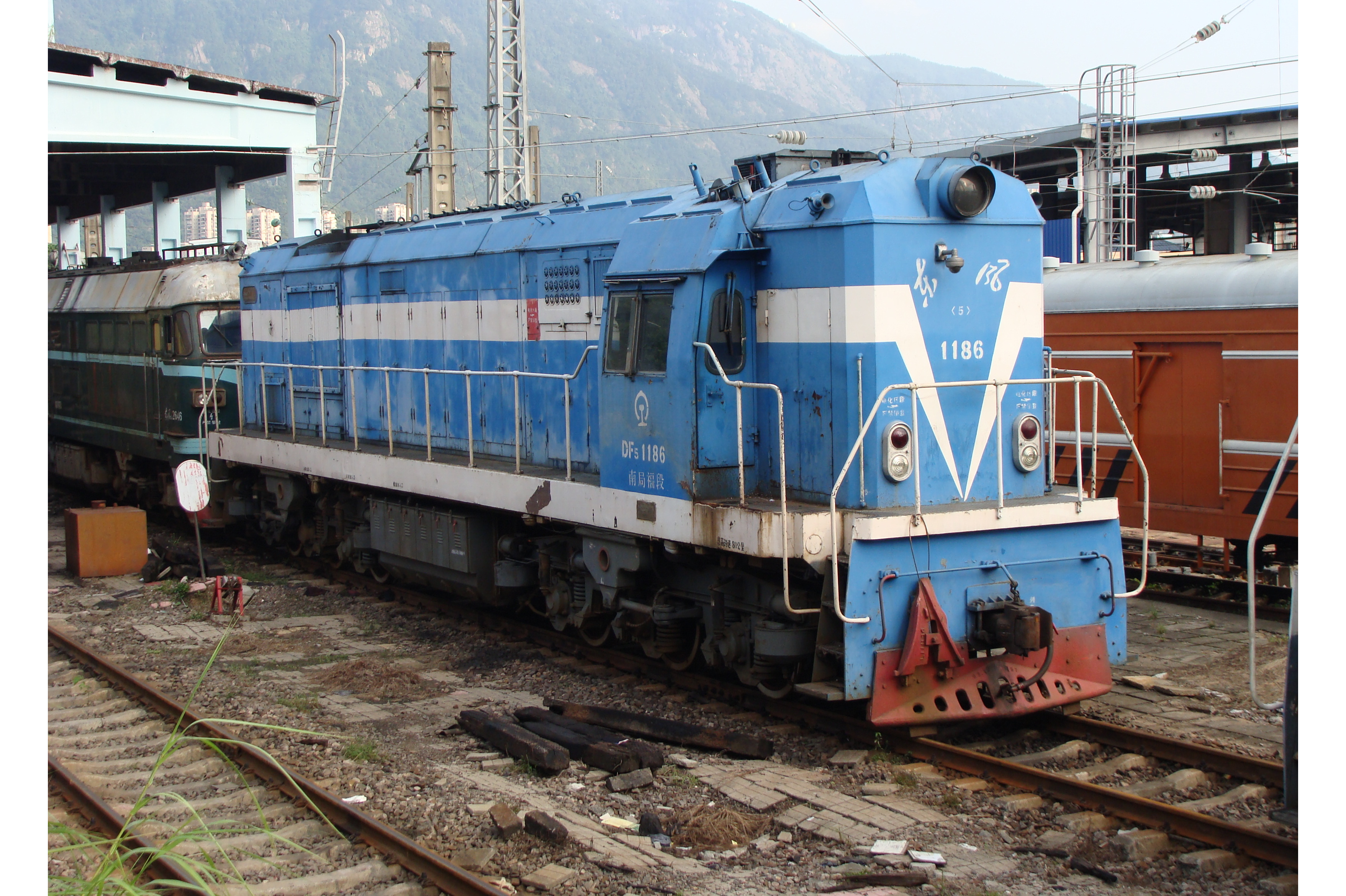  p data-id="gnbuy89zo1"> b>东风5型柴油机车 /b>(df5),是 a target=