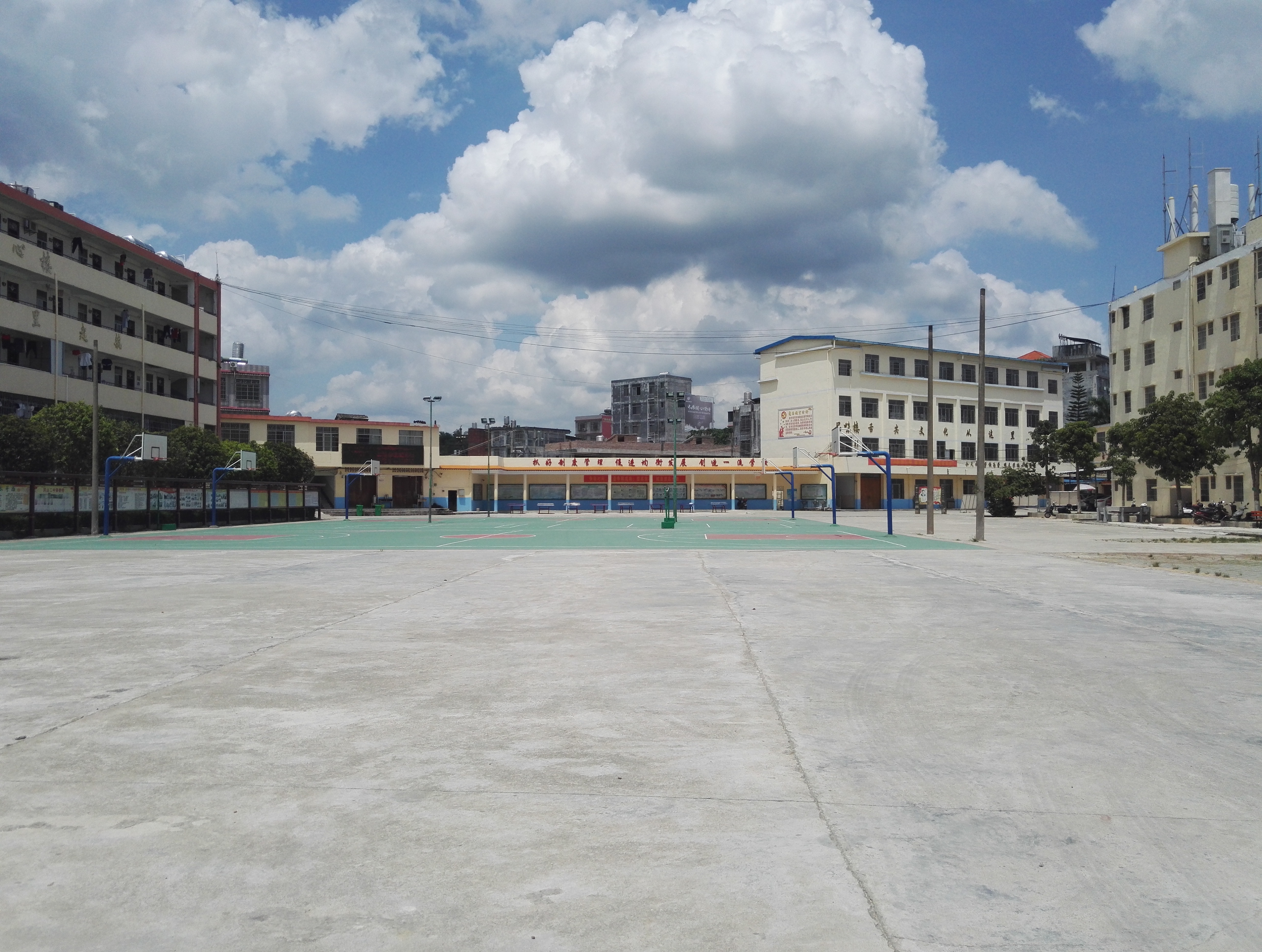  p>博白县凤山镇第二初级中学,简称凤山镇二中,凤山二中,坐落在广西