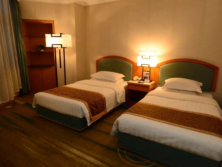  p>无锡锦湖酒店位于太湖风景区,于2000年9月20日开业,楼高10层,标准